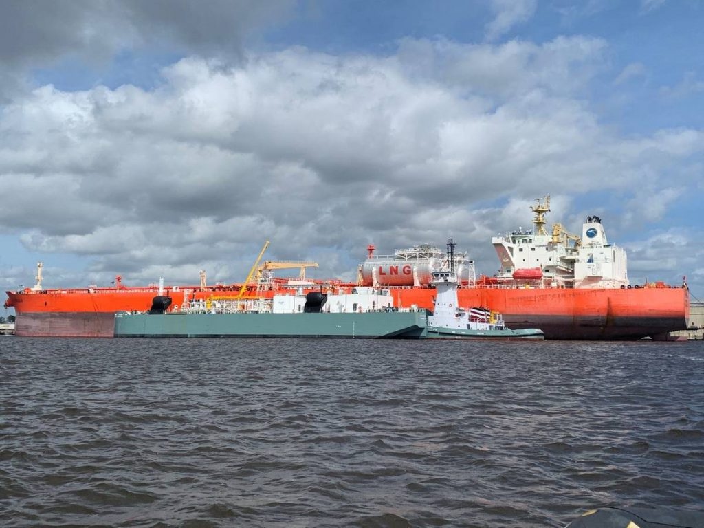 ‘Clean Canaveral’ Performs Inaugural Barge-To-Ship LNG Bunkering Operation