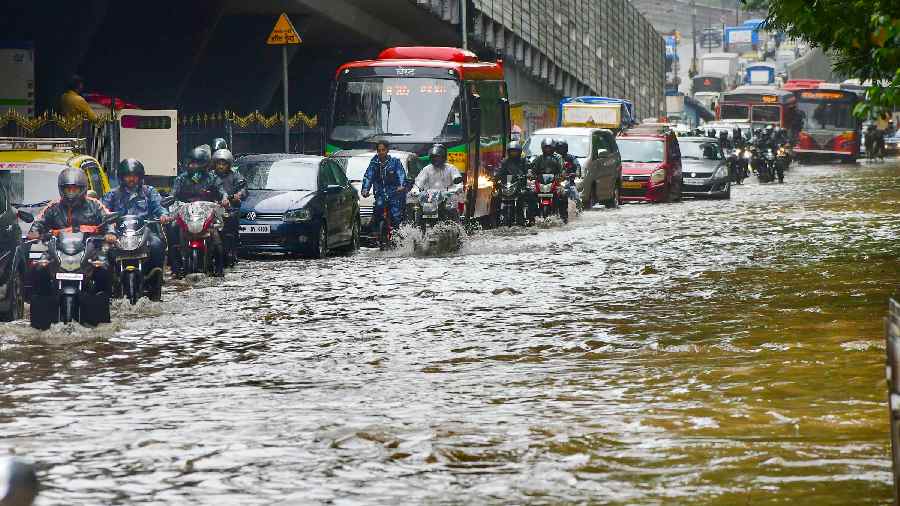 Heavy Rains Cause Waterlogging in Mumbai; IMD Issues Yellow Alert