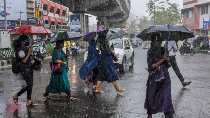 India Mumbai Rain Updates: IMD Issues ‘Red’ Alert; Schools and Colleges Closed Amid Severe Waterlogging | Train Advisory Issued