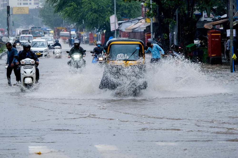 Heavy Rain, Waterlogging Trigger Rush Hour Traffic Mayhem in Delhi Again; Traffic Cops Issue Advisories