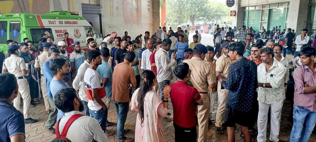 Stampede at Bandra Station Injures Ten Amid Festival Rush