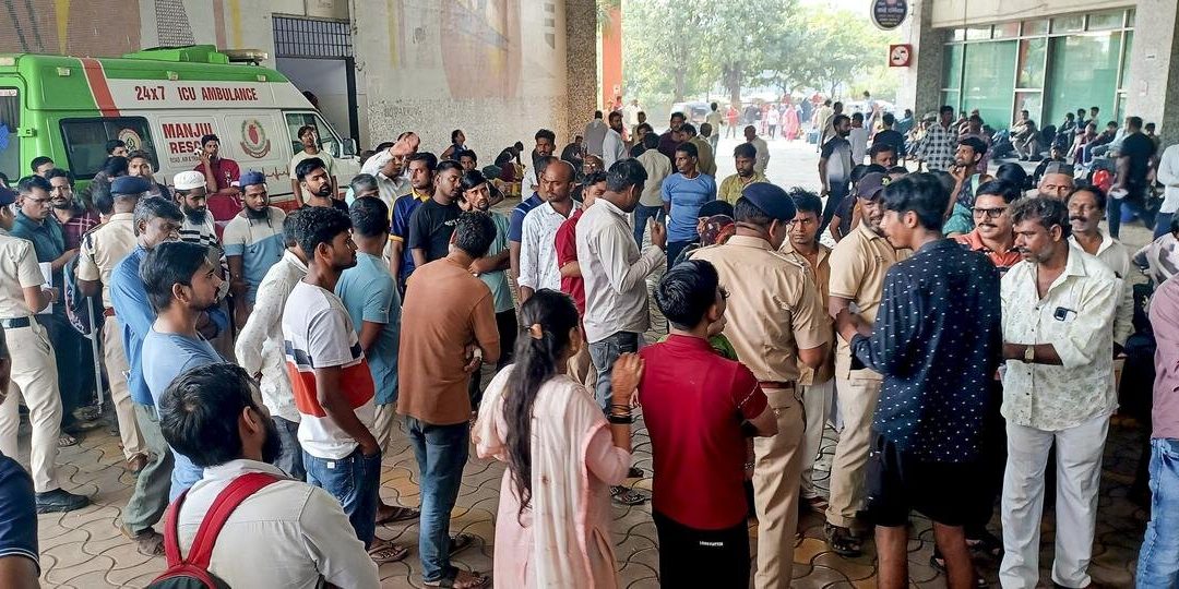 Stampede at Bandra Station Injures Ten Amid Festival Rush