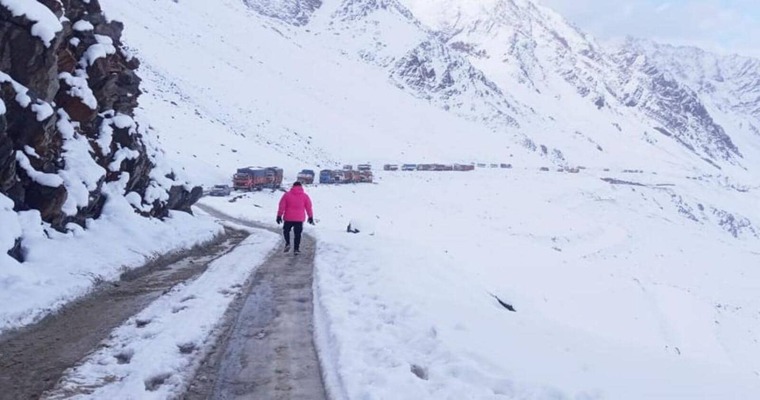 Heavy Snowfall in Manali: 1,000 Vehicles Stranded Between Solang and Atal Tunnel