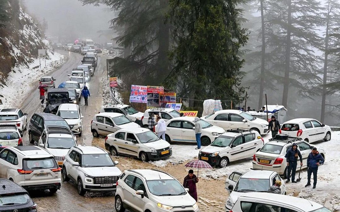 Heavy Snowfall and Rain Cause Widespread Disruption in Himachal; 500 Roads Blocked